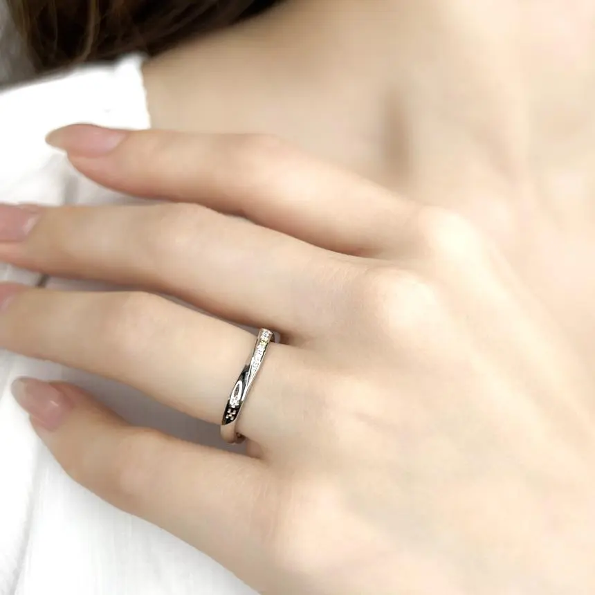 山城時計店 琉球 てぃーだむーん 結婚指輪 着用クローズアップ